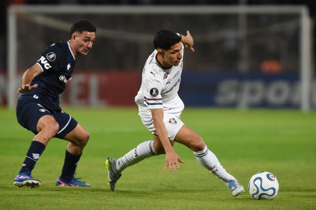 Independiente Rivadavia's midfielder #05 Tomas Bottari (L) and Fluminense's Venezuelan forward #11 Jefferson Savarino fight for the ball during the Copa Libertadores group stage football match between Argentina's Independiente Rivadavia and Brazil's Fluminense at the Malvinas Argentinas stadium in Mendoza, Argentina on May 6, 2026. (Photo by Andres LARROVERE / AFP)
