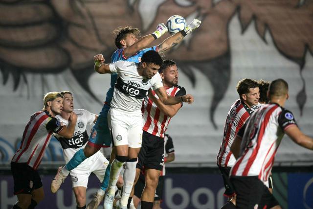 Barracas Central's Paraguayan goalkeeper #01 Juan Espinola rejects the ball during the Copa Sudamericana group stage football match between Argentina's Barracas Central and Paraguay's Olimpia at the Florencio Sola stadium in Banfield, Buenos Aires province, Argentina on May 6, 2026. (Photo by Juan MABROMATA / AFP)