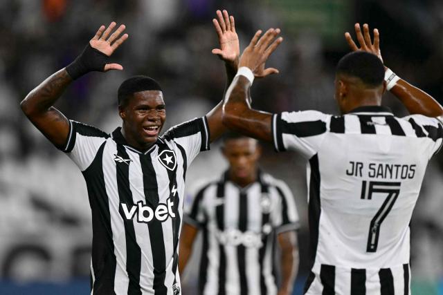 Botafogo's forward #07 Junior Santos (R) celebrates after scoring his team's first goal during the Copa Sudamericana group stage football match between Brazil's Botafogo and Argentina's Racing Club at the Nilton Santos stadium in Rio de Janeiro, Brazil on May 6, 2026. (Photo by Pablo PORCIUNCULA / AFP)