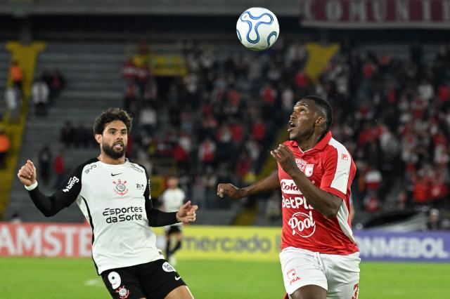Corinthians' forward #09 Yuri Alberto and Santa Fe's defender #03 Victor Moreno look at the ball during the Copa Libertadores group stage football match between Colombia's Independiente Santa Fe and Brazil's Corinthians at the Nemesio Camacho El Campin stadium in Bogota on May 6, 2026. (Photo by Luis ACOSTA / AFP)