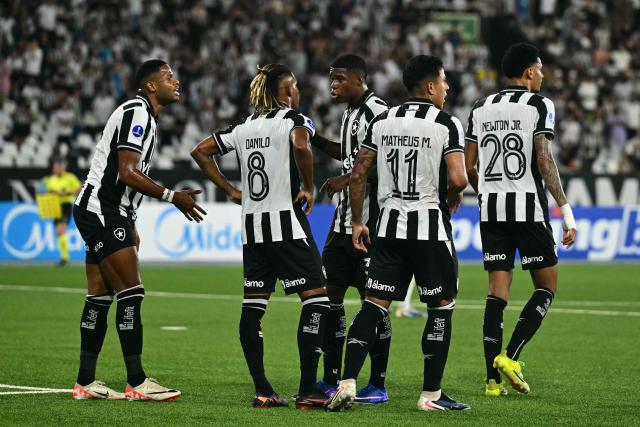Botafogo's players celebrate after forward #07 Junior Santos scores his team's first goal during the Copa Sudamericana group stage football match between Brazil's Botafogo and Argentina's Racing Club at the Nilton Santos stadium in Rio de Janeiro, Brazil on May 6, 2026. (Photo by Pablo PORCIUNCULA / AFP)