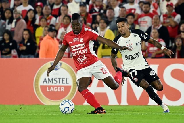 Santa Fe's defender #13 Helibelton Palacios and Corinthians' forward #17 Giovane fight for the ball during the Copa Libertadores group stage football match between Colombia's Independiente Santa Fe and Brazil's Corinthians at the Nemesio Camacho El Campin stadium in Bogota on May 6, 2026. (Photo by Luis ACOSTA / AFP)