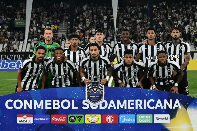 Botafogo's players pose for the team photo ahead of the Copa Sudamericana group stage football match between Brazil's Botafogo and Argentina's Racing Club at the Nilton Santos stadium in Rio de Janeiro, Brazil on May 6, 2026. (Photo by Pablo PORCIUNCULA / AFP)