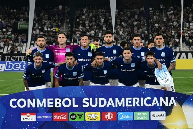 Racing's players pose for the team photo ahead of the Copa Sudamericana group stage football match between Brazil's Botafogo and Argentina's Racing Club at the Nilton Santos stadium in Rio de Janeiro, Brazil on May 6, 2026. (Photo by Pablo PORCIUNCULA / AFP)