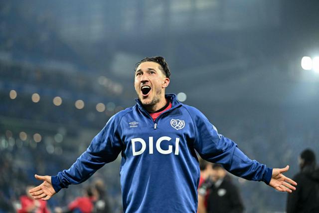 Rayo Vallecano's Uruguayan defender #22 Alfonso Espino celebrates after winning the UEFA Conference League semi-final second leg football match between RC Strasbourg Alsace and Rayo Vallecano de Madrid at Stade de la Meinau in Strasbourg, eastern France on May 7, 2026. (Photo by SEBASTIEN BOZON / AFP)