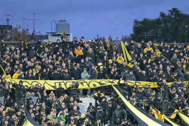 Penarol fans cheer for their team ahead of the Copa Libertadores group stage football match between Argentina's Platense and Uruguay's Penarol at the Ciudad de Vicente Lopez stadium in Vicente Lopez, Buenos Aires province, Argentina on May 7, 2026. (Photo by JUAN MABROMATA / AFP)