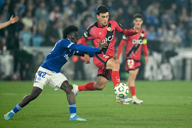 Strasbourg's Ivorian forward #42 Abdoul Ouattara (L) fights for the ball with Rayo Vallecano's Spanish midfielder #04 Pedro Diaz during the UEFA Conference League semi-final second leg football match between RC Strasbourg Alsace and Rayo Vallecano de Madrid at Stade de la Meinau in Strasbourg, eastern France on May 7, 2026. (Photo by SEBASTIEN BOZON / AFP)