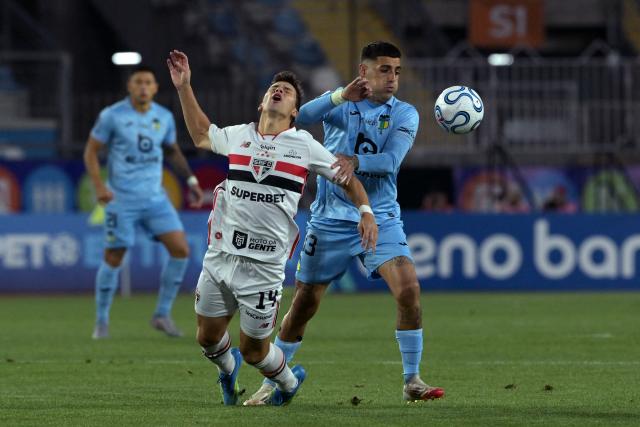 Sao Paulo's Chilean forward #14 Gonzalo Tapia and O'Higgins Argentine defender #33 Miguel Brizuela fight for the ball during the Copa Sudamericana group stage football match between Chile's O'Higgins and Brazil's Sao Paulo at the Codelco El Teniente stadium in Rancagua, Chile on May 7, 2026. (Photo by Rodrigo ARANGUA / AFP)