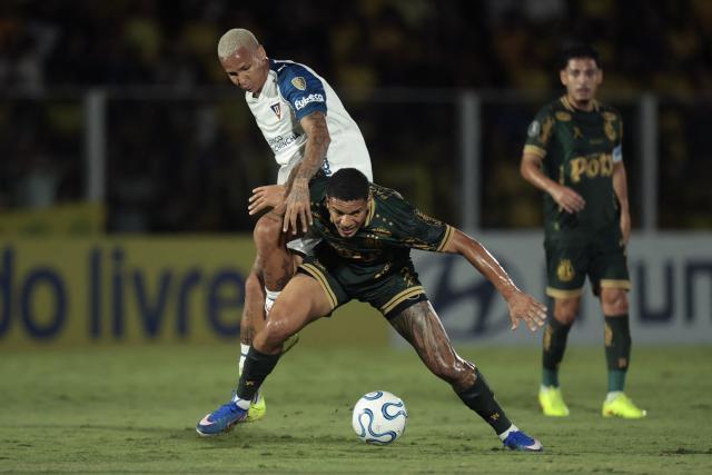 Liga de Quito's Brazilian forward #16 Deyverson and Mirassol's midfielder #08 Denilson fight for the ball during the Copa Libertadores group stage football match between Brazil's Mirassol and Ecuador's Liga de Quito at the Jose Maria de Campos Maia stadium in Mirassol, state of Sao Paulo, Brazil on May 7, 2026. (Photo by RAPHA MARQUES / AFP)