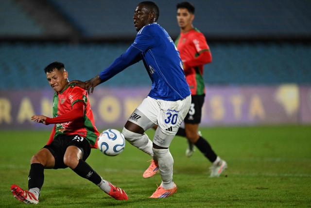 Boston River's defender #25 Agustin Aguirre (L) and Millonarios' midfielder #30 Sebastian Viveros fight for the ball during the Copa Sudamericana group stage football match between Uruguay's Boston River and Colombia's Millonarios at the Centenario stadium in Montevideo on May 7, 2026. (Photo by Eitan ABRAMOVICH / AFP)