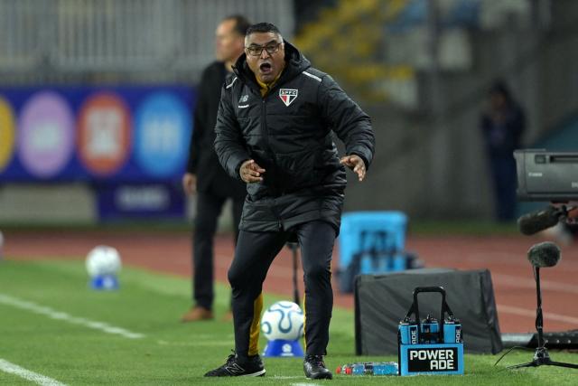 Sao Paulo's head coach Roger Machado gestures during the Copa Sudamericana group stage football match between Chile's O'Higgins and Brazil's Sao Paulo at the Codelco El Teniente stadium in Rancagua, Chile on May 7, 2026. (Photo by Rodrigo ARANGUA / AFP)
