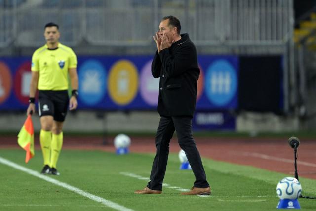 O'Higgins Argentine head coach Lucas Bovaglio gestures during the Copa Sudamericana group stage football match between Chile's O'Higgins and Brazil's Sao Paulo at the Codelco El Teniente stadium in Rancagua, Chile on May 7, 2026. (Photo by Rodrigo ARANGUA / AFP)