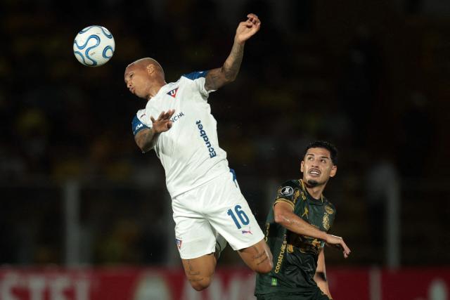 Liga de Quito's Brazilian forward #16 Deyverson heads the ball past Mirassol's midfielder #25 Neto Moura during the Copa Libertadores group stage football match between Brazil's Mirassol and Ecuador's Liga de Quito at the Jose Maria de Campos Maia stadium in Mirassol, state of Sao Paulo, Brazil on May 7, 2026. (Photo by RAPHA MARQUES / AFP)