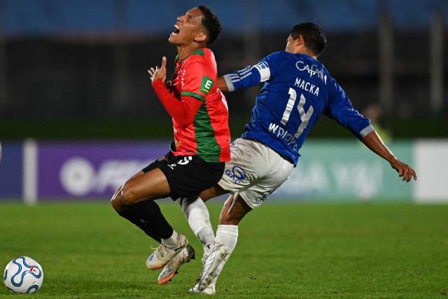 Millonarios' midfielder #14 David Silva fouls Boston River's Venezuelan midfielder #6 Andres Romero during the Copa Sudamericana group stage football match between Uruguay's Boston River and Colombia's Millonarios at the Centenario stadium in Montevideo on May 7, 2026. (Photo by Eitan ABRAMOVICH / AFP)