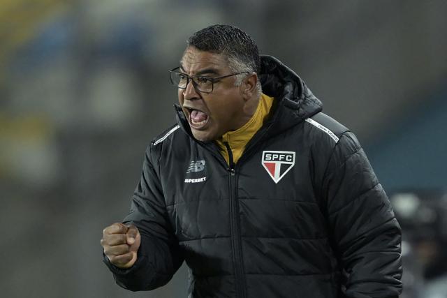 Sao Paulo's head coach Roger Machado gestures during the Copa Sudamericana group stage football match between Chile's O'Higgins and Brazil's Sao Paulo at the Codelco El Teniente stadium in Rancagua, Chile on May 7, 2026. (Photo by Rodrigo ARANGUA / AFP)
