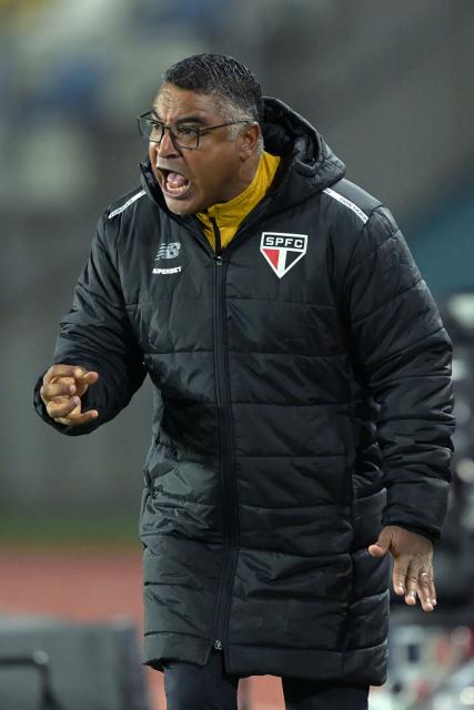 Sao Paulo's head coach Roger Machado gestures during the Copa Sudamericana group stage football match between Chile's O'Higgins and Brazil's Sao Paulo at the Codelco El Teniente stadium in Rancagua, Chile on May 7, 2026. (Photo by Rodrigo ARANGUA / AFP)