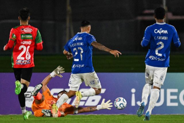 Boston River's goalkeeper #1 Bruno Antunez commits a penalty against Millonarios' Argentine forward #27 Rodrigo Contreras during the Copa Sudamericana group stage football match between Uruguay's Boston River and Colombia's Millonarios at the Centenario stadium in Montevideo on May 7, 2026. (Photo by Eitan ABRAMOVICH / AFP)