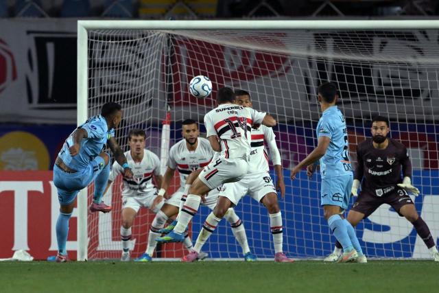 O'Higgins midfielder #11 Juan Leiva (L) shoots at goal during the Copa Sudamericana group stage football match between Chile's O'Higgins and Brazil's Sao Paulo at the Codelco El Teniente stadium in Rancagua, Chile on May 7, 2026. (Photo by Rodrigo ARANGUA / AFP)