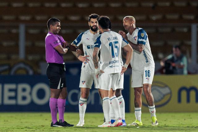 Venezuelan referee Alexis Herrera speaks with Liga de Quito players during the Copa Libertadores group stage football match between Brazil's Mirassol and Ecuador's Liga de Quito at the Jose Maria de Campos Maia stadium in Mirassol, state of Sao Paulo, Brazil on May 7, 2026. (Photo by RAPHA MARQUES / AFP)