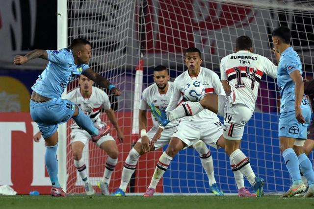 O'Higgins midfielder #11 Juan Leiva (L) shoots at goal during the Copa Sudamericana group stage football match between Chile's O'Higgins and Brazil's Sao Paulo at the Codelco El Teniente stadium in Rancagua, Chile on May 7, 2026. (Photo by Rodrigo ARANGUA / AFP)