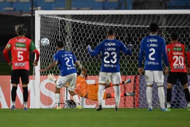 Millonarios' Argentine forward #27 Rodrigo Contreras scores a penalty against Boston River's goalkeeper #1 Bruno Antunez during the Copa Sudamericana group stage football match between Uruguay's Boston River and Colombia's Millonarios at the Centenario stadium in Montevideo on May 7, 2026. (Photo by Eitan ABRAMOVICH / AFP)