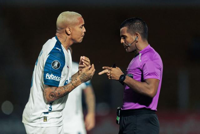 Venezuelan referee Alexis Herrera speaks with Liga de Quito's Brazilian forward #16 Deyverson during the Copa Libertadores group stage football match between Brazil's Mirassol and Ecuador's Liga de Quito at the Jose Maria de Campos Maia stadium in Mirassol, state of Sao Paulo, Brazil on May 7, 2026. (Photo by RAPHA MARQUES / AFP)