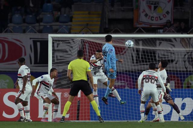 O'Higgins Paraguayan forward #09 Arnaldo Castillo heads the ball at goal during the Copa Sudamericana group stage football match between Chile's O'Higgins and Brazil's Sao Paulo at the Codelco El Teniente stadium in Rancagua, Chile on May 7, 2026. (Photo by Rodrigo ARANGUA / AFP)