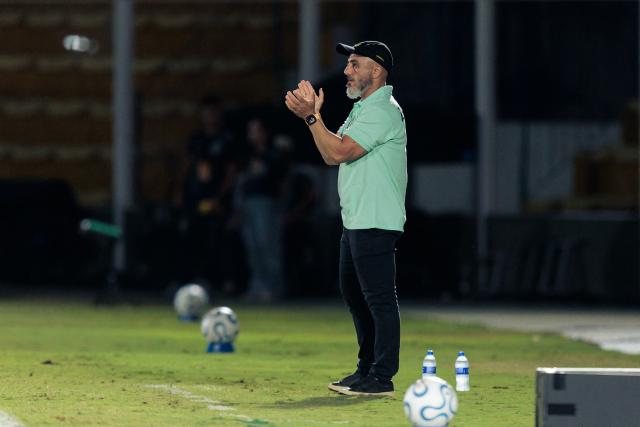 Mirassol's head coach Rafael Guanaes applauds during the Copa Libertadores group stage football match between Brazil's Mirassol and Ecuador's Liga de Quito at the Jose Maria de Campos Maia stadium in Mirassol, state of Sao Paulo, Brazil on May 7, 2026. (Photo by RAPHA MARQUES / AFP)