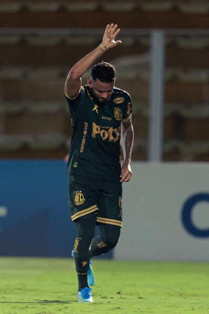 Mirassol's defender #06 Reinaldo celebrates after scoring his team's second goal during the Copa Libertadores group stage football match between Brazil's Mirassol and Ecuador's Liga de Quito at the Jose Maria de Campos Maia stadium in Mirassol, state of Sao Paulo, Brazil on May 7, 2026. (Photo by RAPHA MARQUES / AFP)