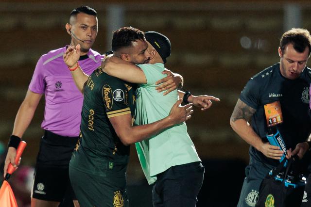 Mirassol's defender #06 Reinaldo celebrates with Mirassol's head coach Rafael Guanaes after scoring his team's second goal during the Copa Libertadores group stage football match between Brazil's Mirassol and Ecuador's Liga de Quito at the Jose Maria de Campos Maia stadium in Mirassol, state of Sao Paulo, Brazil on May 7, 2026. (Photo by RAPHA MARQUES / AFP)