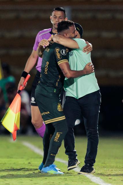 Mirassol's defender #06 Reinaldo celebrates with Mirassol's head coach Rafael Guanaes after scoring his team's second goal during the Copa Libertadores group stage football match between Brazil's Mirassol and Ecuador's Liga de Quito at the Jose Maria de Campos Maia stadium in Mirassol, state of Sao Paulo, Brazil on May 7, 2026. (Photo by RAPHA MARQUES / AFP)