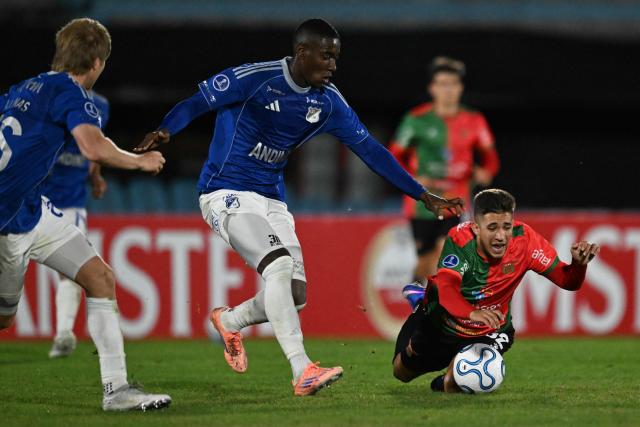 Millonarios' midfielder #30 Sebastian Viveros (C) and Boston River's Argentine forward #32 Yair Gonzalez fight for the ball during the Copa Sudamericana group stage football match between Uruguay's Boston River and Colombia's Millonarios at the Centenario stadium in Montevideo on May 7, 2026. (Photo by Eitan ABRAMOVICH / AFP)