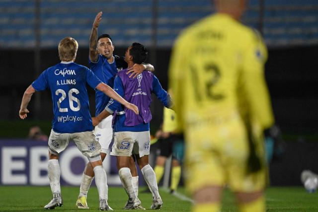 Millonarios' Argentine forward #27 Rodrigo Contreras (C) celebrates with teammates after scoring his team's third goal during the Copa Sudamericana group stage football match between Uruguay's Boston River and Colombia's Millonarios at the Centenario stadium in Montevideo on May 7, 2026. (Photo by Eitan ABRAMOVICH / AFP)