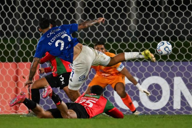 Millonarios' Argentine forward #27 Rodrigo Contreras scores his team's third goal during the Copa Sudamericana group stage football match between Uruguay's Boston River and Colombia's Millonarios at the Centenario stadium in Montevideo on May 7, 2026. (Photo by Eitan ABRAMOVICH / AFP)
