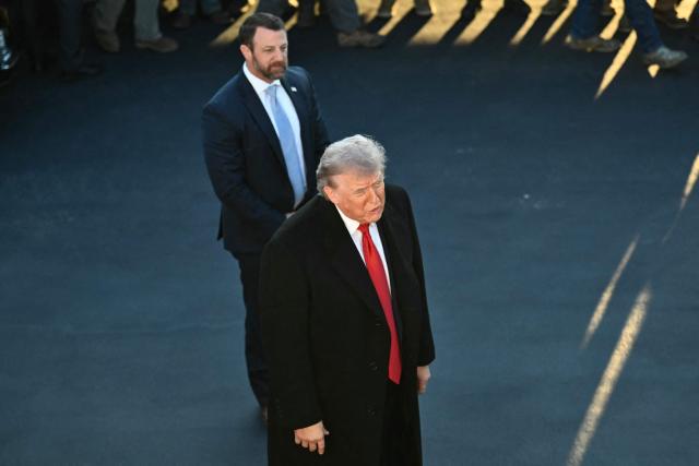 US President Donald Trump, flanked by US Secretary of Homeland Security Markwayne Mullin,  speaks with workers who have been painting the Lincoln Memorial Reflecting Pool in Washington, DC, on May 7, 2026. Workers have been resurfacing the bottom of Washington's famous Lincoln Memorial Reflecting Pool with "American flag blue"-colored material used in swimming pools, following an order by US President Donald Trump. (Photo by Kent NISHIMURA / AFP)