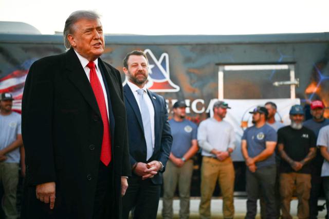 US President Donald Trump, flanked by US Secretary of Homeland Security Markwayne Mullin,  speaks with workers who have been painting the Lincoln Memorial Reflecting Pool in Washington, DC, on May 7, 2026. Workers have been resurfacing the bottom of Washington's famous Lincoln Memorial Reflecting Pool with "American flag blue"-colored material used in swimming pools, following an order by US President Donald Trump. (Photo by Kent NISHIMURA / AFP)