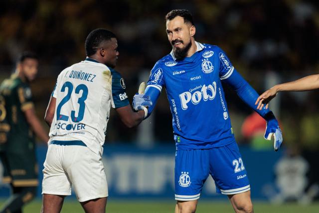 Liga de Quito's forward #23 Yerlin Quinonez greets Mirassol's goalkeeper #22 Walter at the end of the Copa Libertadores group stage football match between Brazil's Mirassol and Ecuador's Liga de Quito at the Jose Maria de Campos Maia stadium in Mirassol, state of Sao Paulo, Brazil on May 7, 2026. (Photo by RAPHA MARQUES / AFP)