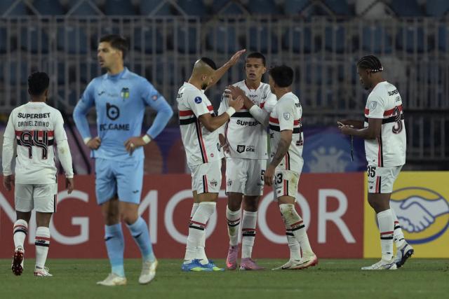 Sao Paulo players react at the end of the Copa Sudamericana group stage football match between Chile's O'Higgins and Brazil's Sao Paulo at the Codelco El Teniente stadium in Rancagua, Chile on May 7, 2026. (Photo by Rodrigo ARANGUA / AFP)