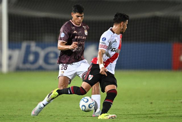 Carabobo's defender #28 Jonathan Bilbao and River Plate's midfielder #08 Maximiliano Meza fight for the ball during the Copa Sudamericana group stage football match between Venezuela's Carabobo FC and Argentina's River Plate at the Misael Delgado stadium in Valencia, Carabobo state, Venezuela on May 7, 2026. (Photo by Federico PARRA / AFP)