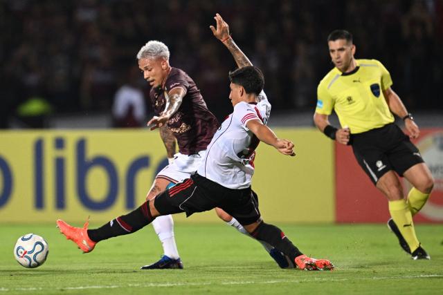 Carabobo's forward #07 Edson Tortolero and River Plate's defender #31 Facundo Gonzalez fight for the ball during the Copa Sudamericana group stage football match between Venezuela's Carabobo FC and Argentina's River Plate at the Misael Delgado stadium in Valencia, Carabobo state, Venezuela on May 7, 2026. (Photo by Federico PARRA / AFP)
