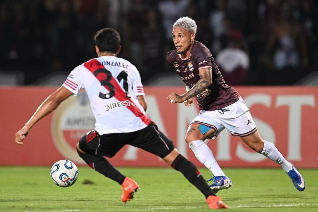 Carabobo's forward #07 Edson Tortolero and River Plate's defender #31 Facundo Gonzalez fight for the ball during the Copa Sudamericana group stage football match between Venezuela's Carabobo FC and Argentina's River Plate at the Misael Delgado stadium in Valencia, Carabobo state, Venezuela on May 7, 2026. (Photo by Federico PARRA / AFP)
