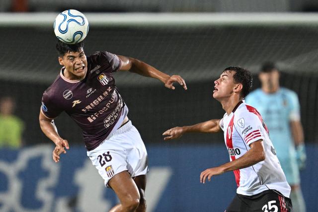 Carabobo's defender #28 Jonathan Bilbao heads the ball past River Plate's forward #35 Joaquin Freitas during the Copa Sudamericana group stage football match between Venezuela's Carabobo FC and Argentina's River Plate at the Misael Delgado stadium in Valencia, Carabobo state, Venezuela on May 7, 2026. (Photo by Federico PARRA / AFP)