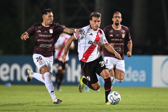 Carabobo's Argentine midfielder #26 Matias Nunez and River Plate's forward #35 Joaquin Freitas fight for the ball during the Copa Sudamericana group stage football match between Venezuela's Carabobo FC and Argentina's River Plate at the Misael Delgado stadium in Valencia, Carabobo state, Venezuela on May 7, 2026. (Photo by Federico PARRA / AFP)
