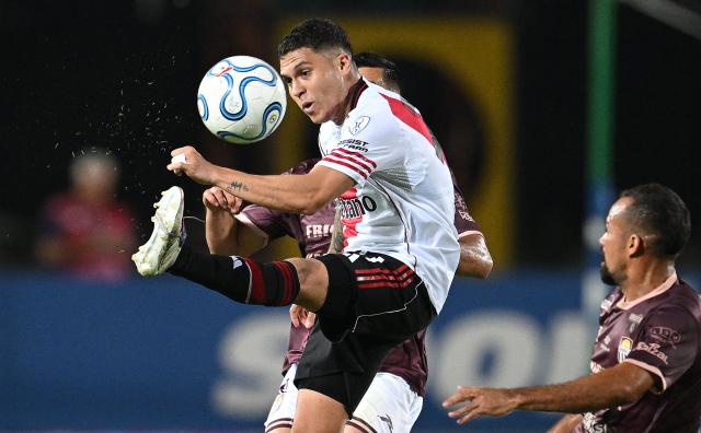 River Plate's Colombian midfielder #10 Juan Fernando Quintero controls the ball next to Carabobo's defender #04 Leonardo Aponte during the Copa Sudamericana group stage football match between Venezuela's Carabobo FC and Argentina's River Plate at the Misael Delgado stadium in Valencia, Carabobo state, Venezuela on May 7, 2026. (Photo by Federico PARRA / AFP)