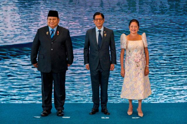 Indonesian President Prabowo Subianto (L) poses for a photo with Philippine President Ferdinand Marcos Jr. and his wife Liza Araneta Marcos during a welcome ceremony for the 48th Association of Southeast Asian Nations (ASEAN) summit in Cebu, central Philippines on May 7, 2026. (Photo by Ezra Acayan / POOL / AFP)