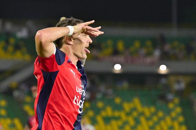 Cerro Porteno's forward #19 Pablo Vegetti celebrates after scoring his team's first goal during the Copa Libertadores group stage football match between Colombia's Junior and Paraguay's Cerro Porteno at the Olimpico Jaime Moron Leon stadium in Cartagena, Bolivar department, Colombia on May 7, 2026. (Photo by Manuel PEDRAZA / AFP)