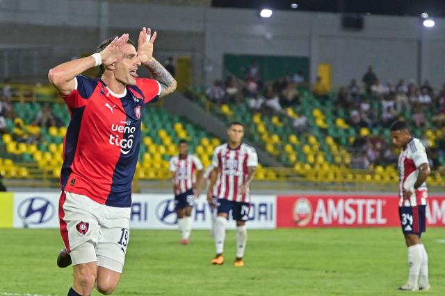 Cerro Porteno's forward #19 Pablo Vegetti celebrates after scoring his team's first goal during the Copa Libertadores group stage football match between Colombia's Junior and Paraguay's Cerro Porteno at the Olimpico Jaime Moron Leon stadium in Cartagena, Bolivar department, Colombia on May 7, 2026. (Photo by Manuel PEDRAZA / AFP)
