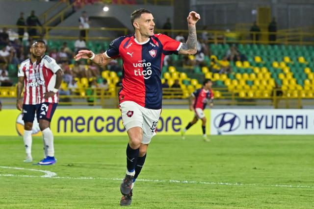 Cerro Porteno's forward #19 Pablo Vegetti celebrates after scoring his team's first goal during the Copa Libertadores group stage football match between Colombia's Junior and Paraguay's Cerro Porteno at the Olimpico Jaime Moron Leon stadium in Cartagena, Bolivar department, Colombia on May 7, 2026. (Photo by Manuel PEDRAZA / AFP)
