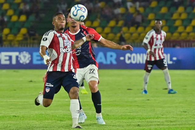 Junior's defender #34 Jhonier Guerrero and Cerro Porteno's Argentine forward #27 Jonathan Torres fight for the ball during the Copa Libertadores group stage football match between Colombia's Junior and Paraguay's Cerro Porteno at the Olimpico Jaime Moron Leon stadium in Cartagena, Bolivar department, Colombia on May 7, 2026. (Photo by Manuel PEDRAZA / AFP)