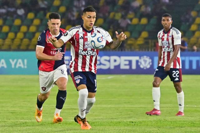 Cerro Porteno's defender #05 Jorge Morel and Junior's midfielder #14 Juan David Rios fight for the ball during the Copa Libertadores group stage football match between Colombia's Junior and Paraguay's Cerro Porteno at the Olimpico Jaime Moron Leon stadium in Cartagena, Bolivar department, Colombia on May 7, 2026. (Photo by Manuel PEDRAZA / AFP)